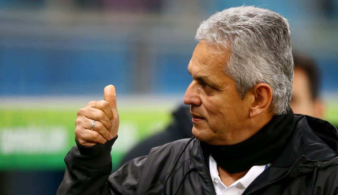 La cadena de malos resultados tiene al estratega en la cuerda floja, pero más allá de lo hecho en la cancha, hay condiciones de contrato, que frenan una salida del DT.