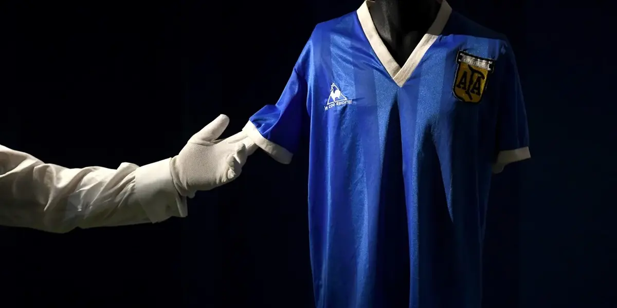 La casa de subastas Sothebys informó que la camiseta que Diego Armando Maradona utilizó contra Inglaterra en el Mundial de México 1986.