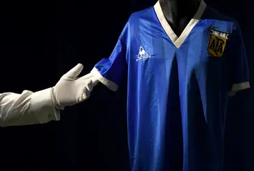 La casa de subastas Sothebys informó que la camiseta que Diego Armando Maradona utilizó contra Inglaterra en el Mundial de México 1986.