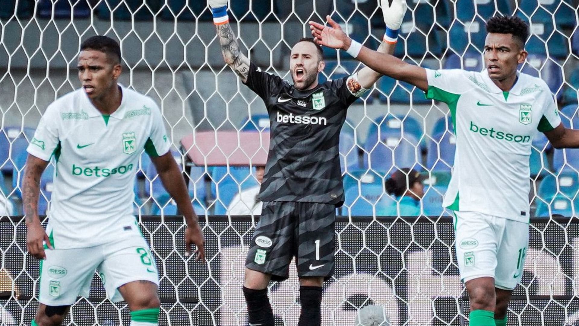 La mancha verde: Violencia entre hinchas opaca triunfo de Nacional. Foto: Instagram