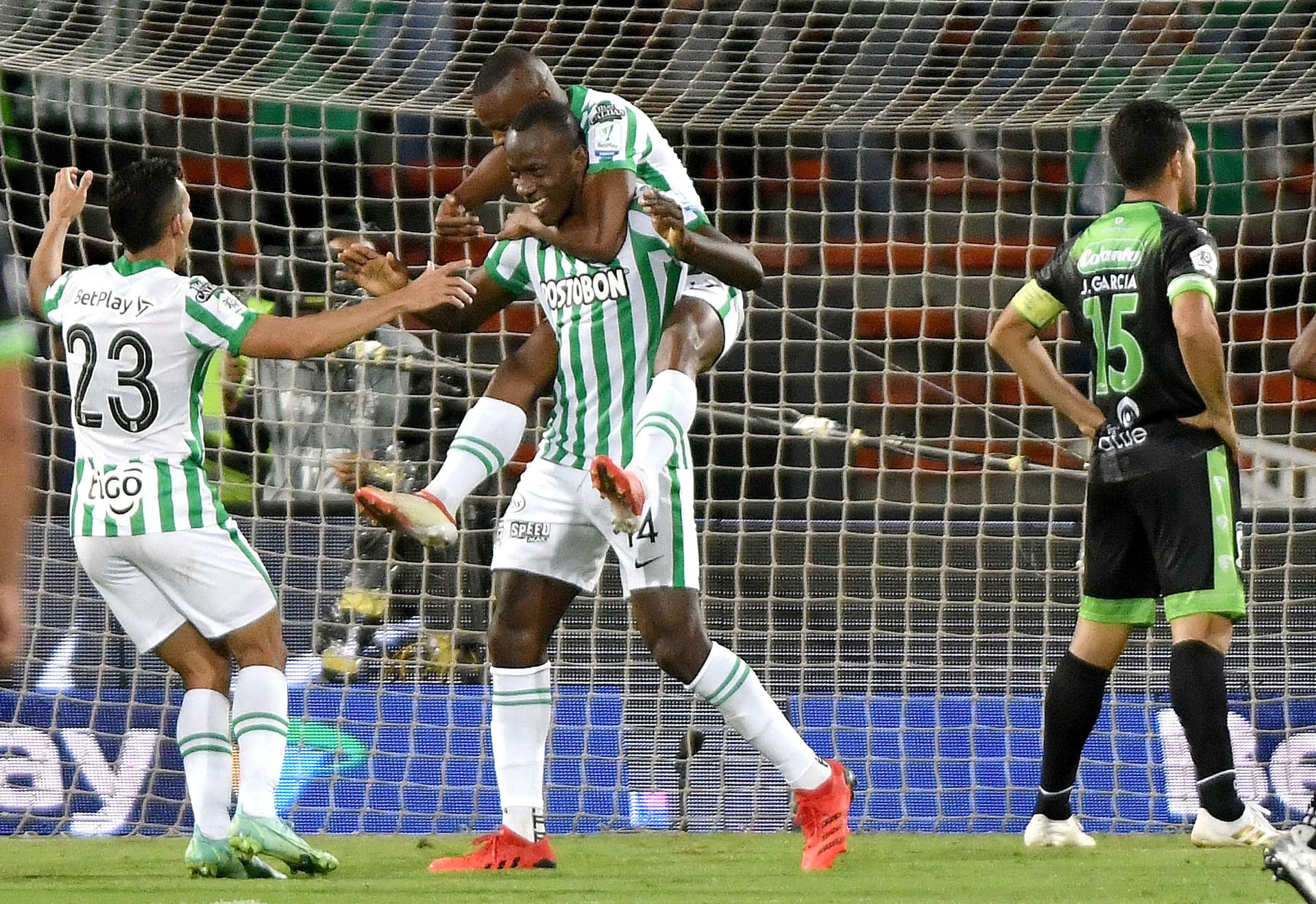 La noche pasada fue una muy especial para Alex Stik Castro, quién además de salir campeón le pidió la mano a su novia y la madre de su hija en el gramado del Hernán Ramírez Villegas.