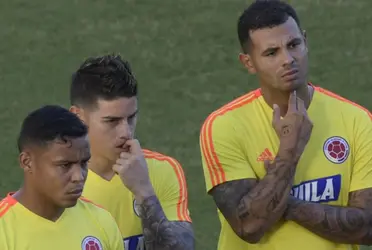 La selección colombiana, en su primer entrenamiento, ya contó con Edwin Cardona y James Rodríguez quien reaccionó a las jugadas del volante de Boca Juniors.