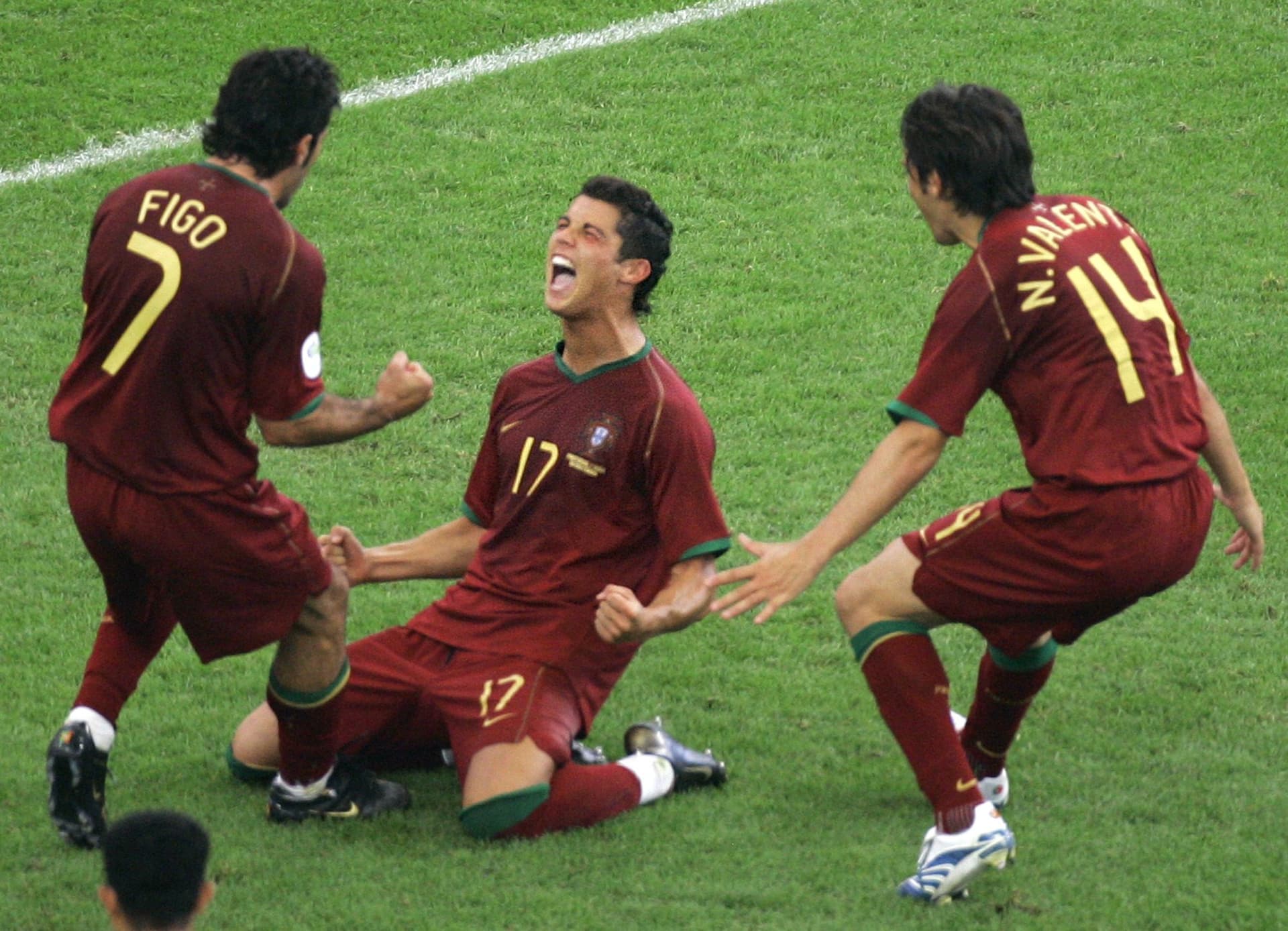 Las superestrellas lusas que maravillaron al mundo en su liga hoy ven como un colombiano domina en ella.