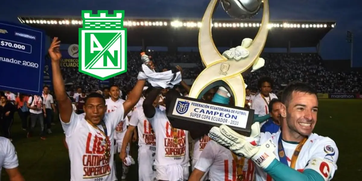 LDU Quito celebrando la Super Copa de Ecuador en el año 2020