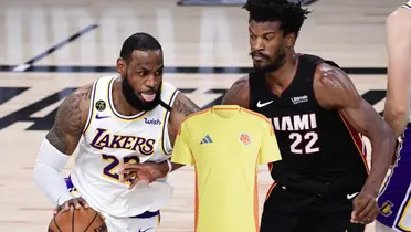 LeBron James y Jimmy Butler jugando en la NBA