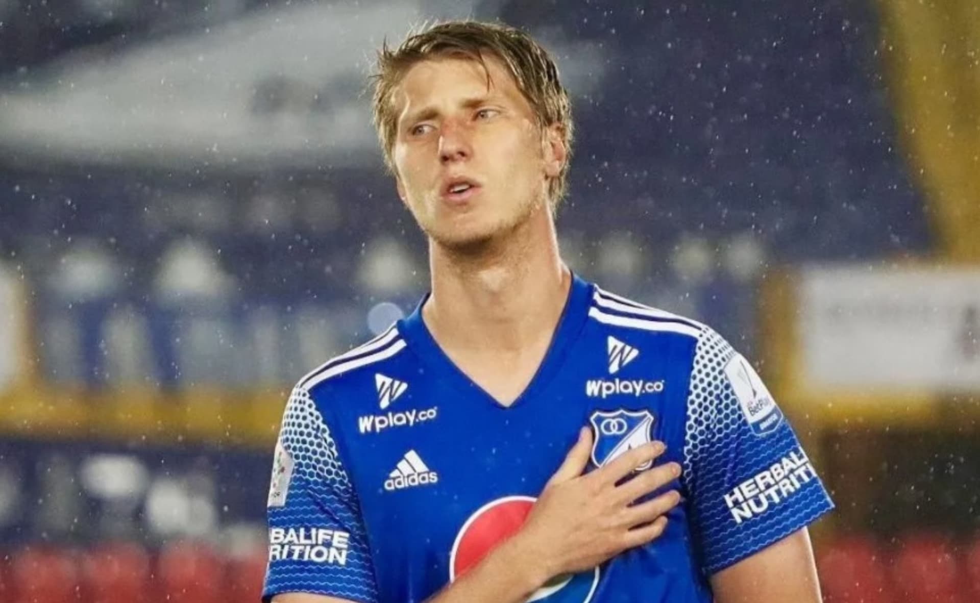 Llinás tiene un valor de mercado actualmente de $950 mil euros y su salario es de $26 mil euros mensuales. Frente al Atlético Nacional fue el jugador más criticado por su mal posicionamiento y lo culpan por dos goles del rival. Andrés Murillo cuesta la mitad de lo que gana Llinás y cuando entró de recambio lució mucho mejor. Llinás con su actuación contradice al defensa brasileño con el que lo comparan.