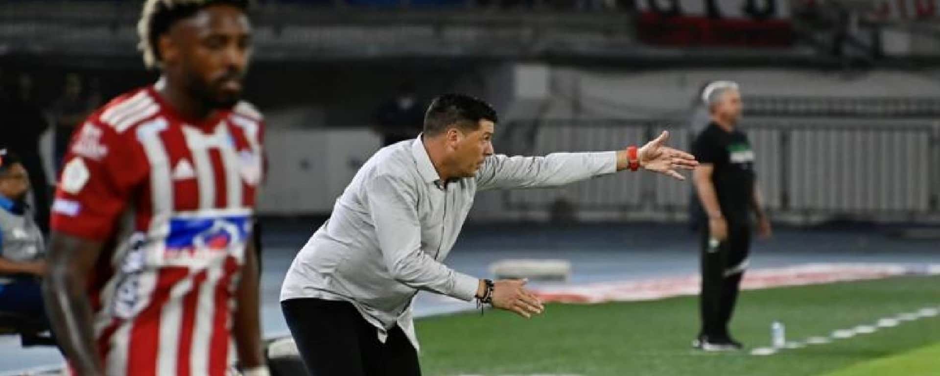 Los estrategas tuvieron un fuerte cruce tras el empate en Barranquilla.