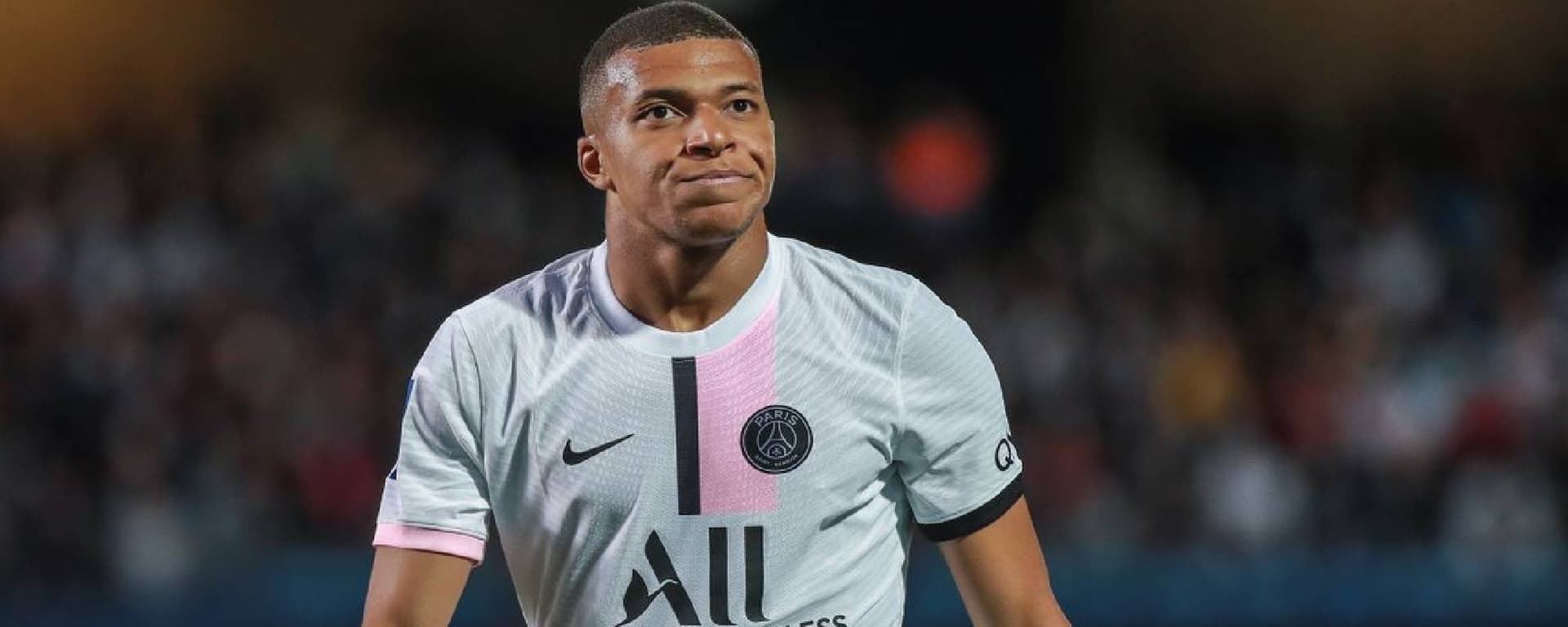Los fanaticos blancos se acordaron del jugador francés que decidió continuar en el PSG.