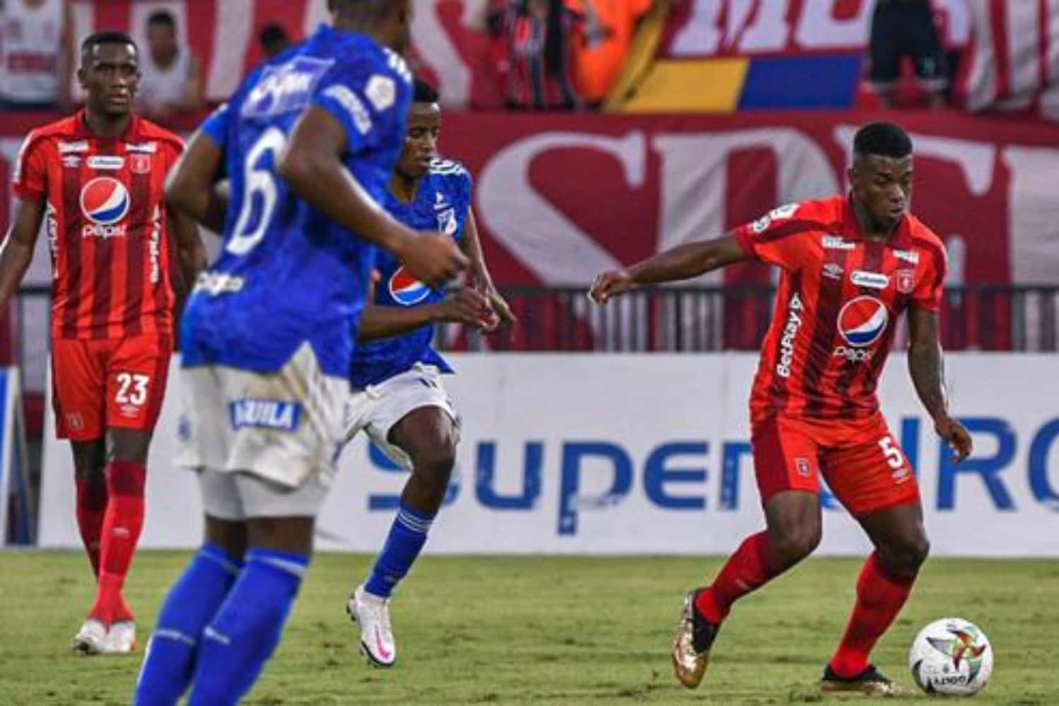 Los hinchas arremetieron contra un referente de Millonarios quien no tuvo un buen rendimiento ante el cuadro escarlata.