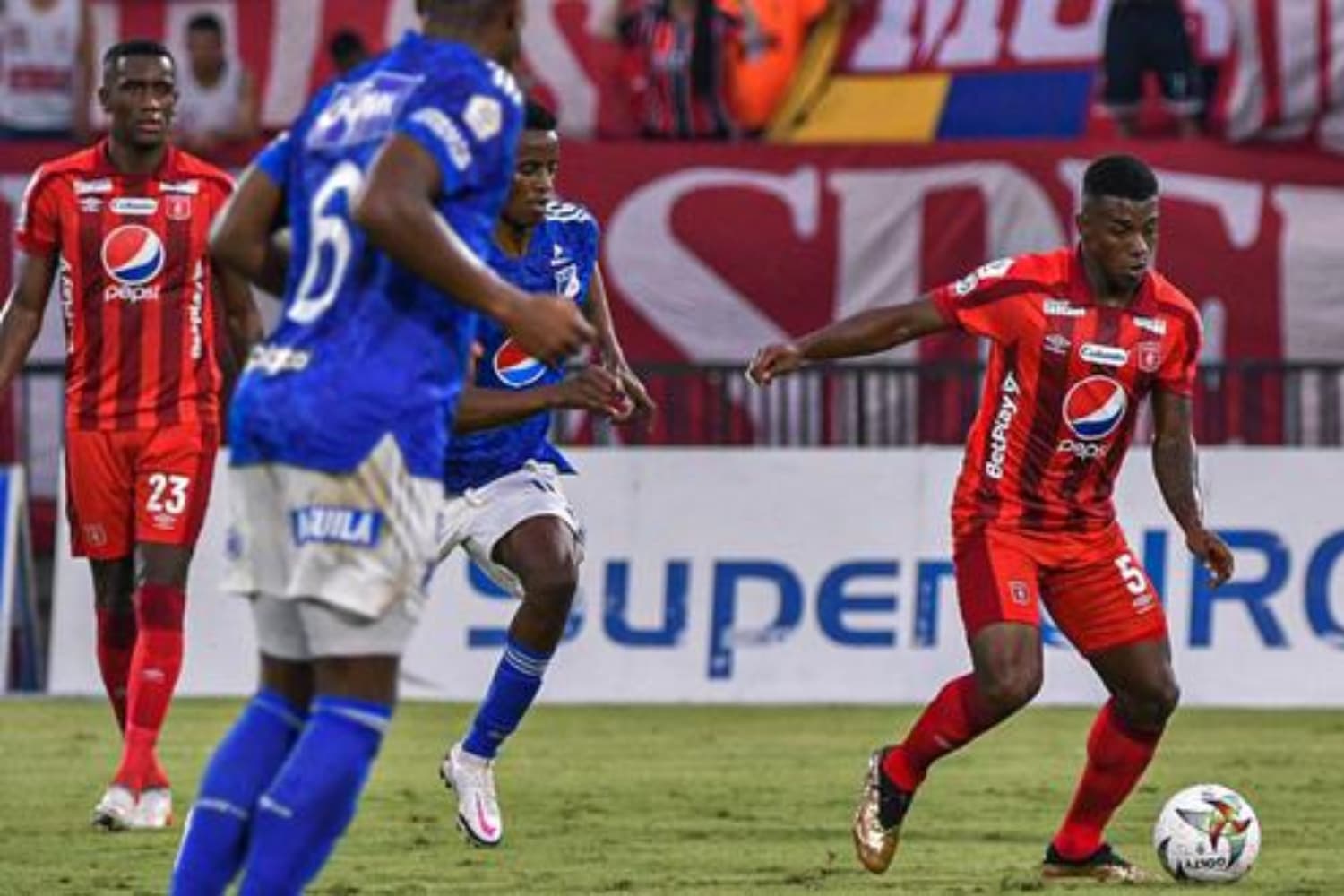 Los hinchas arremetieron contra un referente de Millonarios quien no tuvo un buen rendimiento ante el cuadro escarlata.