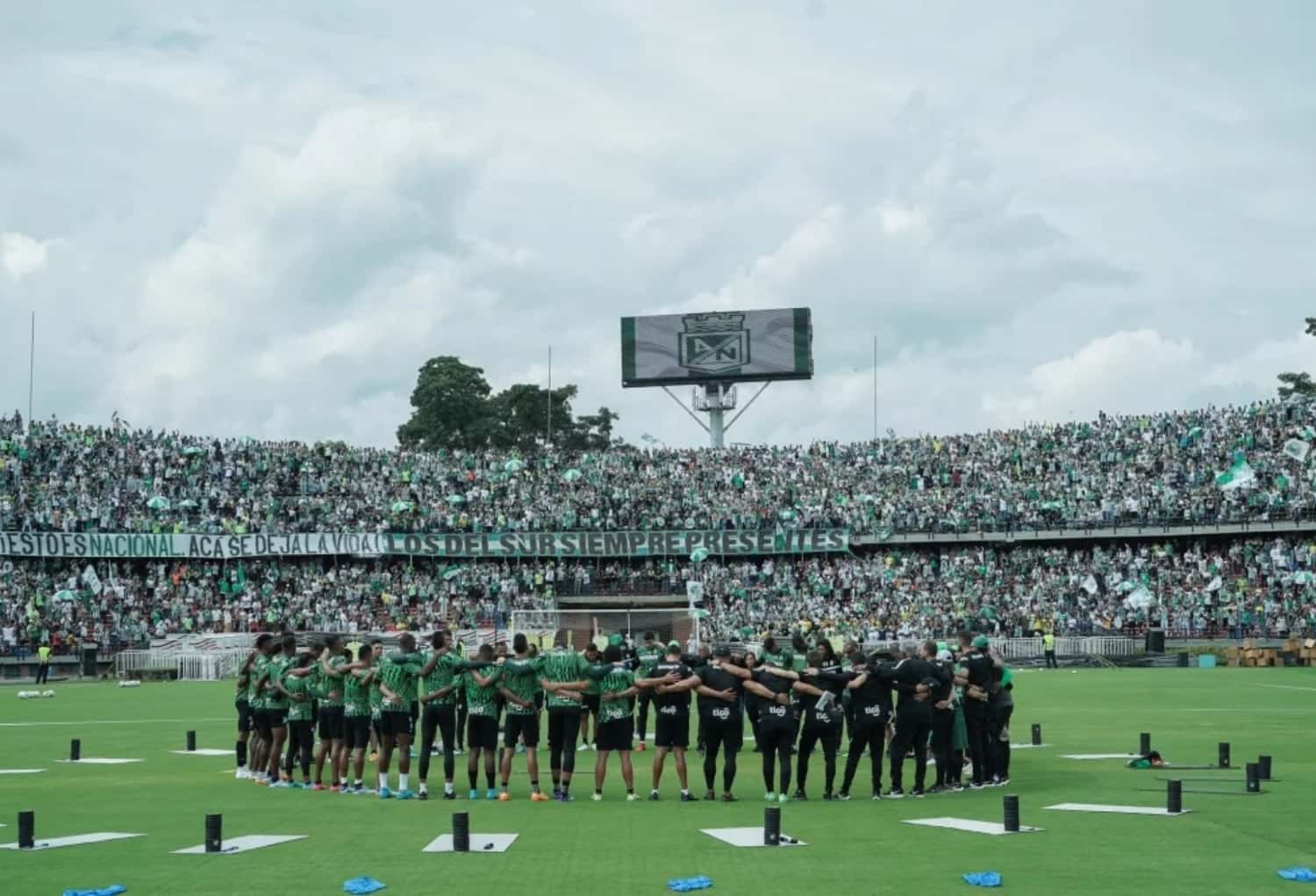 Los hinchas de Atlético Nacional le dieron una muestra de apoyo impresionante al cuadro “Verdolaga” y se calienta el clásico.