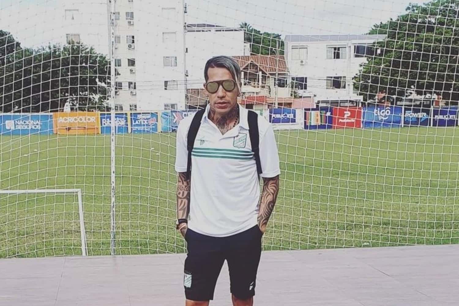 Los hinchas de Oriente Petrolero sacaron al colombiano de un bar tras increparlo y reclamarle por estar de fiesta mientras el equipo de Santa Cruz de la Sierra venia de perder.