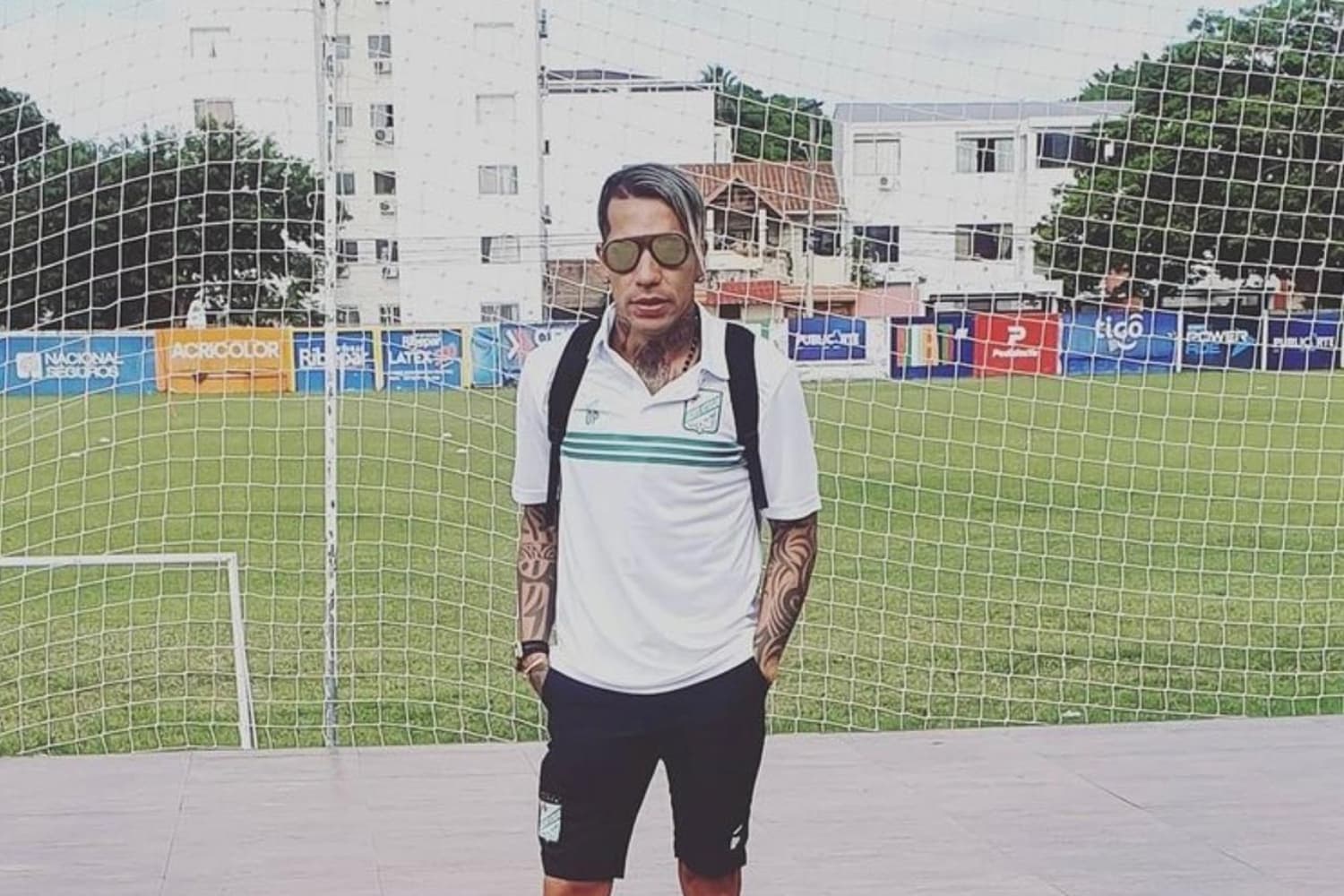 Los hinchas de Oriente Petrolero sacaron al colombiano de un bar tras increparlo y reclamarle por estar de fiesta mientras el equipo de Santa Cruz de la Sierra venia de perder.