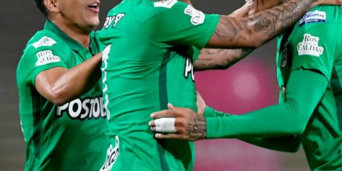 Los jugadores de Atlético Nacional se empujaron pero no pasó a mayores y Jéfferson Duque, con la banda de capitán, suavizó la situación y el juego continuó sin ningún inconveniente.