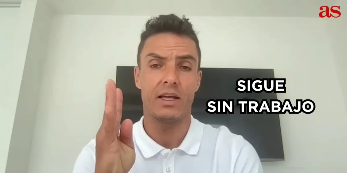 Lucas González a los pies de un DT. Foto tomada de captura de pantalla de AS Colombia en YouTube.