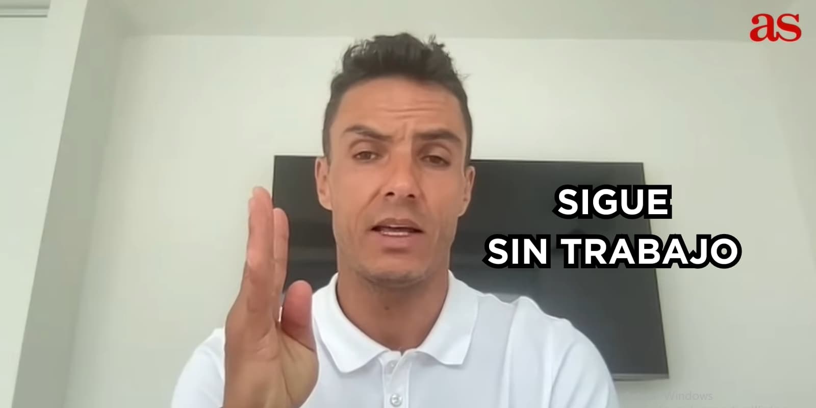 Lucas González a los pies de un DT. Foto tomada de captura de pantalla de AS Colombia en YouTube.