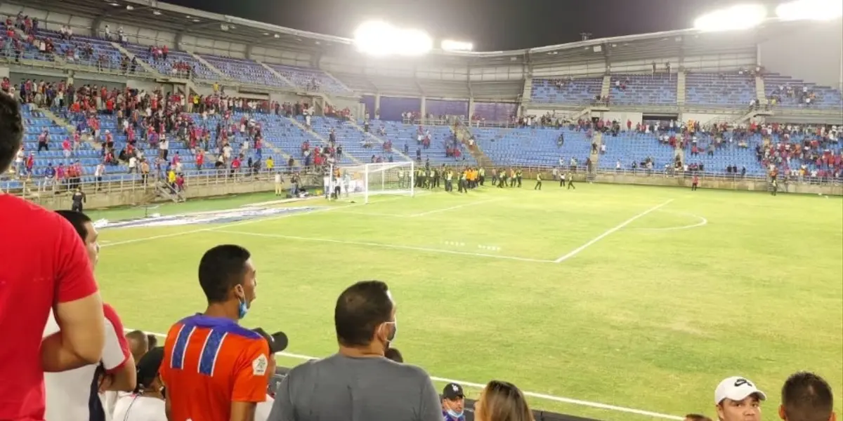Luego de los hechos ocurridos en el estadio del Unión Magdalena, cuando hinchas saltaron al terreno de juego y agredieron jugadores. La Dimayor tomo una decisión.