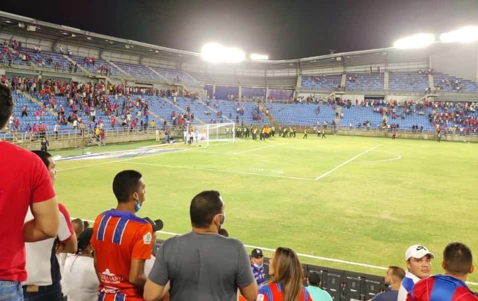 Luego de los hechos ocurridos en el estadio del Unión Magdalena, cuando hinchas saltaron al terreno de juego y agredieron jugadores. La Dimayor tomo una decisión.