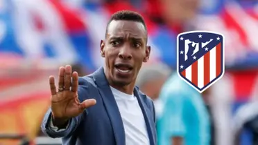 Luis Amaranto Perea dirigiendo en los banquillos técnicos. FOTO: El Colombiano