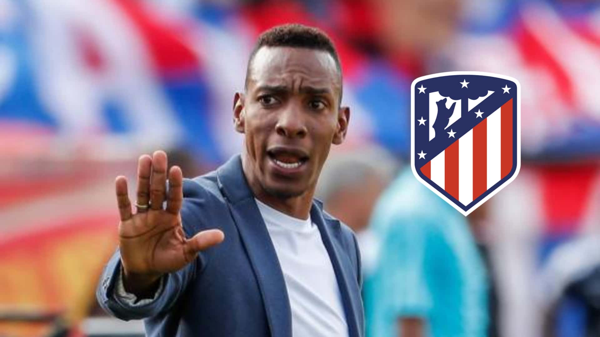 Luis Amaranto Perea dirigiendo en los banquillos técnicos. FOTO: El Colombiano