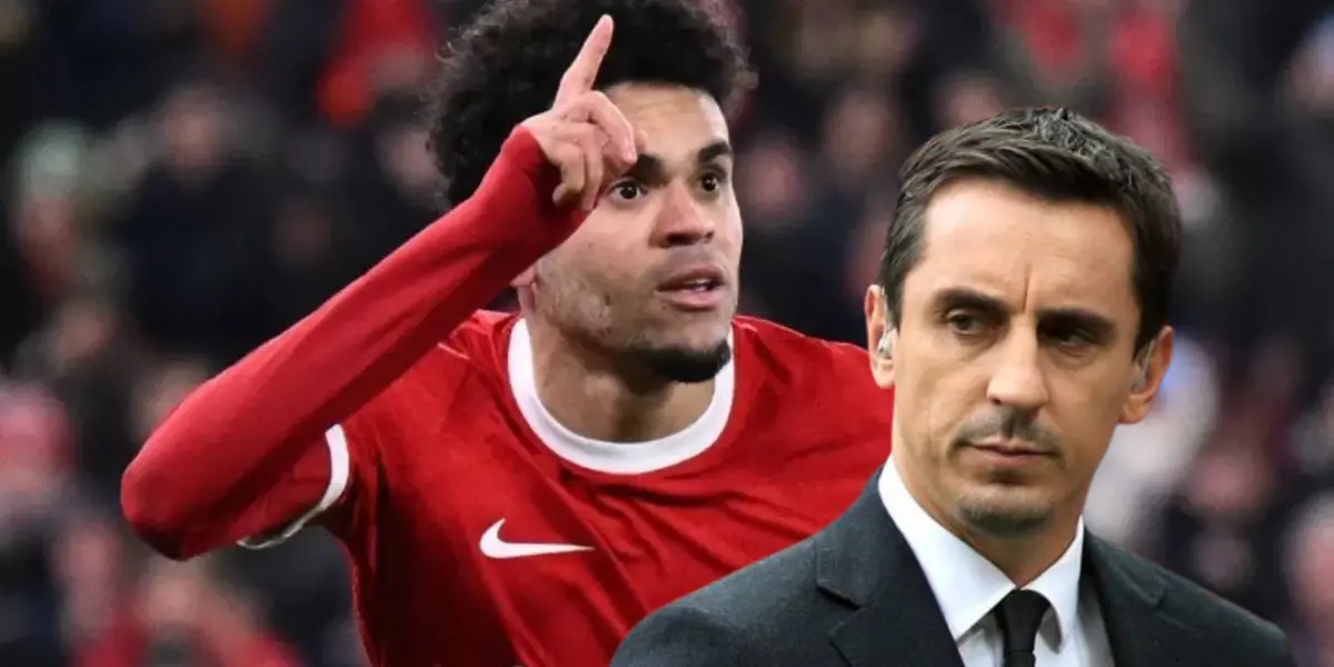 Luis Díaz, al lado Gary Neville, ex defensor del Manchester United.