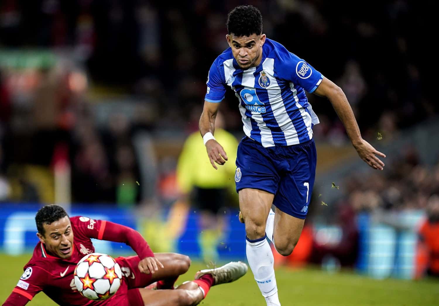 Luis Díaz en el FC Porto gana $714 mil dólares al año, pese a ser una estrella en el equipo no tiene un sueldo astronómico. Pero al ser vendido en el próximo mercado de pases su salario será una inmensa fortuna.