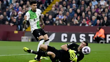 Luis Díaz frente a El Dibu Martínez en una jugada