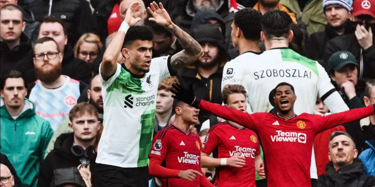Luis Díaz jugando para los colores del Liverpool, al lado jugadores del Manchester United. FOTO: 'X'