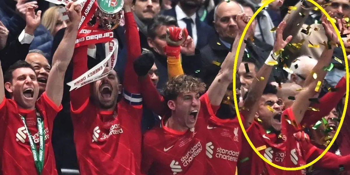 Luis Díaz en tan solo un mes ya sumó un título con el Liverpool y lo celebró como nunca antes en su vida.