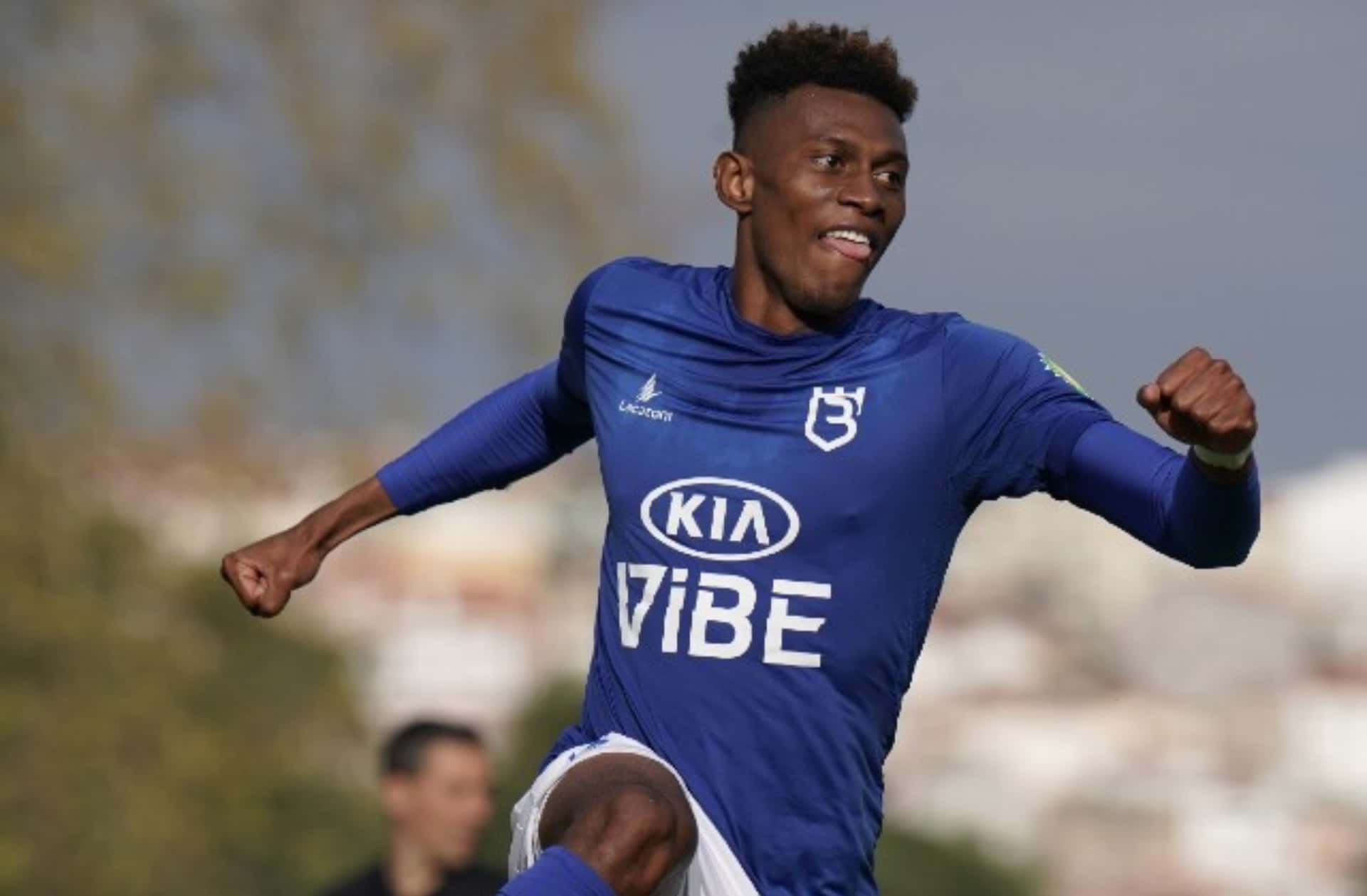 Mateo Casierra actualmente juega en el Belenenses de la Primera División de Portugal. El delantero ha tenido un buen desempeño con su club, pero podría salir en este mercado de pases, el Sochi de Rusia le habría ofrecido a su club actual $2 millones de euros para concretar su pase, sin embargo habría un problema que dificulta su transferencia.