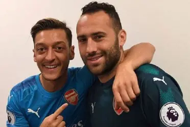 Mesut Özil se retira del fútbol profesional y se recordó un emotivo gesto que llegó a tener con David Ospina.