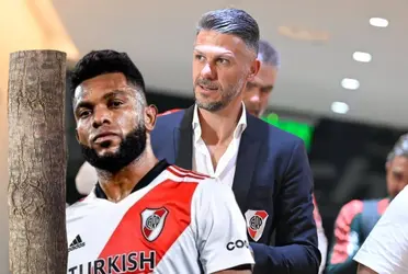 Miguel Ángel Borja recibe un golpe bajo de Martín Demichelis en River Plate.