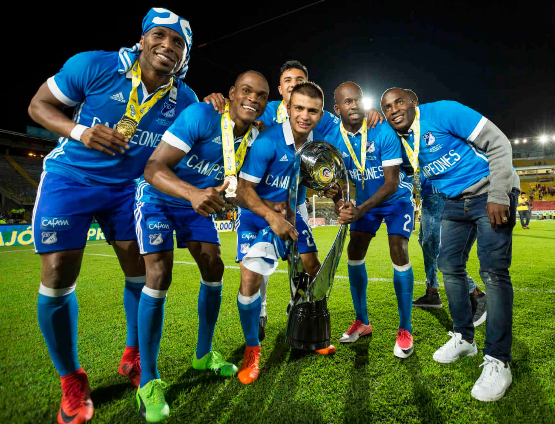 Millonarios FC se ha ganado aproximadamente $5.4 millones de euros con la venta de los siguientes 4 futbolistas: Jorge Carrascal, Cristian Arango, Juan Camilo Salazar y Wuilker Fariñez. Estos solo por mencionar a algunos jugadores. El club ha tenido unos buenos ingresos económicos, pero hay un motivo por el cual la directiva dice que no hay dinero para traer refuerzos.