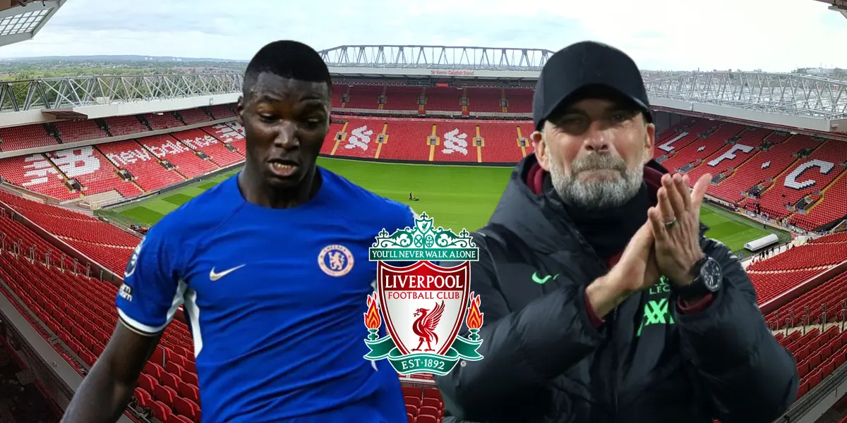 Moisés Caicedo, al lado Jürgen Klopp.