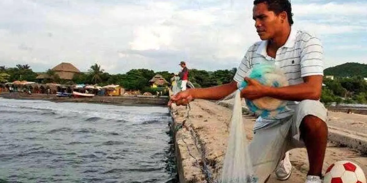 Nacido en Puerto Colombia este jugador es un digno ejemplo de superación, Carlos Bacca de orígenes, muy complicados, cuenta su historia de superación.