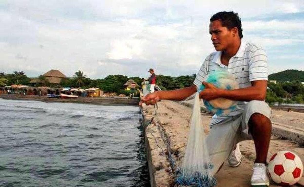 Nacido en Puerto Colombia este jugador es un digno ejemplo de superación, Carlos Bacca de orígenes, muy complicados, cuenta su historia de superación.