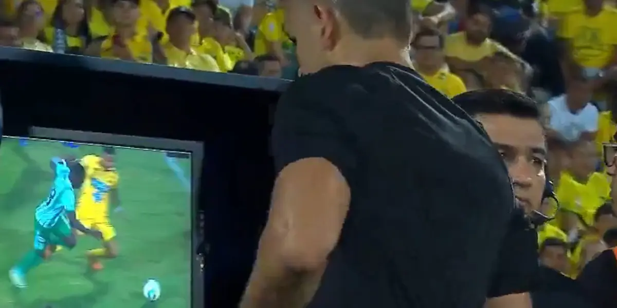 Nacional recibió una gran ventaja por parte del árbitro y daña la fiesta del Bucaramanga. Foto: Win