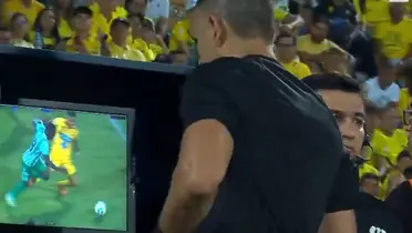 Nacional recibió una gran ventaja por parte del árbitro y daña la fiesta del Bucaramanga. Foto: Win