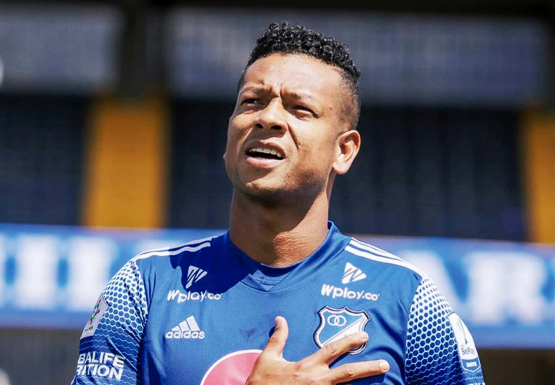 Quien hace dos meses fue protagonista de un sonado escándalo en Colombia se dejó ver bien lejos de su equipo.