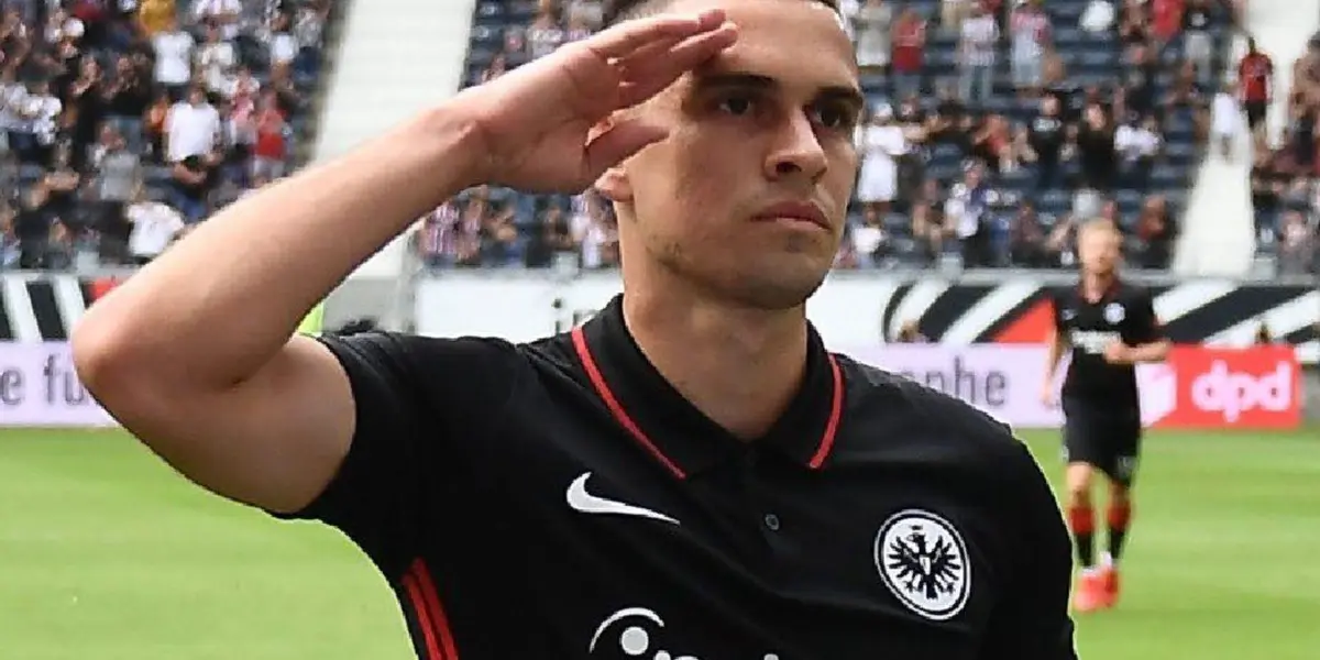 Rafael Santos Borré desde que llegó al Eintracht Frankfurt ha sido un jugador que no ha dado la talla al 100%, pero más allá de su rendimiento se presume que el club tiene otras intenciones de mercadeo con él.