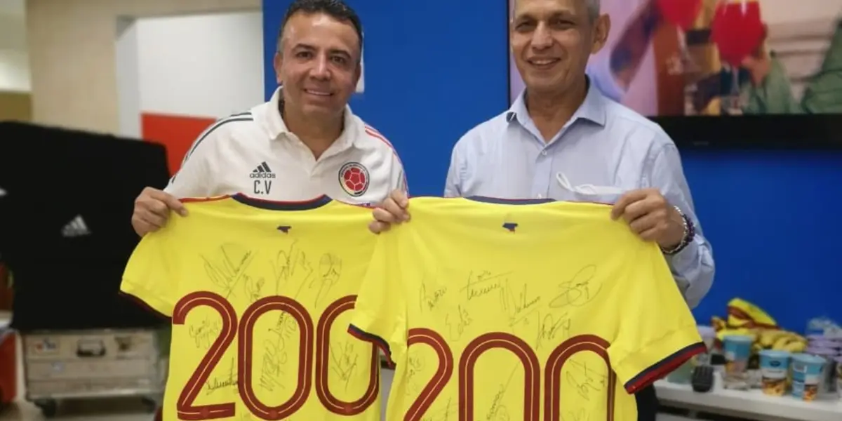 Reinaldo Rueda y su ayudante principal fueron premiados luego del empate contra Ecuador.