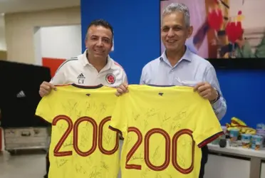 Reinaldo Rueda y su ayudante principal fueron premiados luego del empate contra Ecuador.