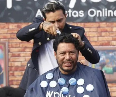 Rene es conocido en todo el mundo por sus grandes jugadas, pero también por sus acciones fuera del terreno de juego, es así como la política lo toco