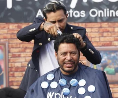 Rene es conocido en todo el mundo por sus grandes jugadas, pero también por sus acciones fuera del terreno de juego, es así como la política lo toco