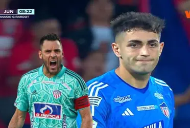 Santiago Mele con una jugada de amateur en el juego entre Junior FC y Deportivo Independiente Medellín.