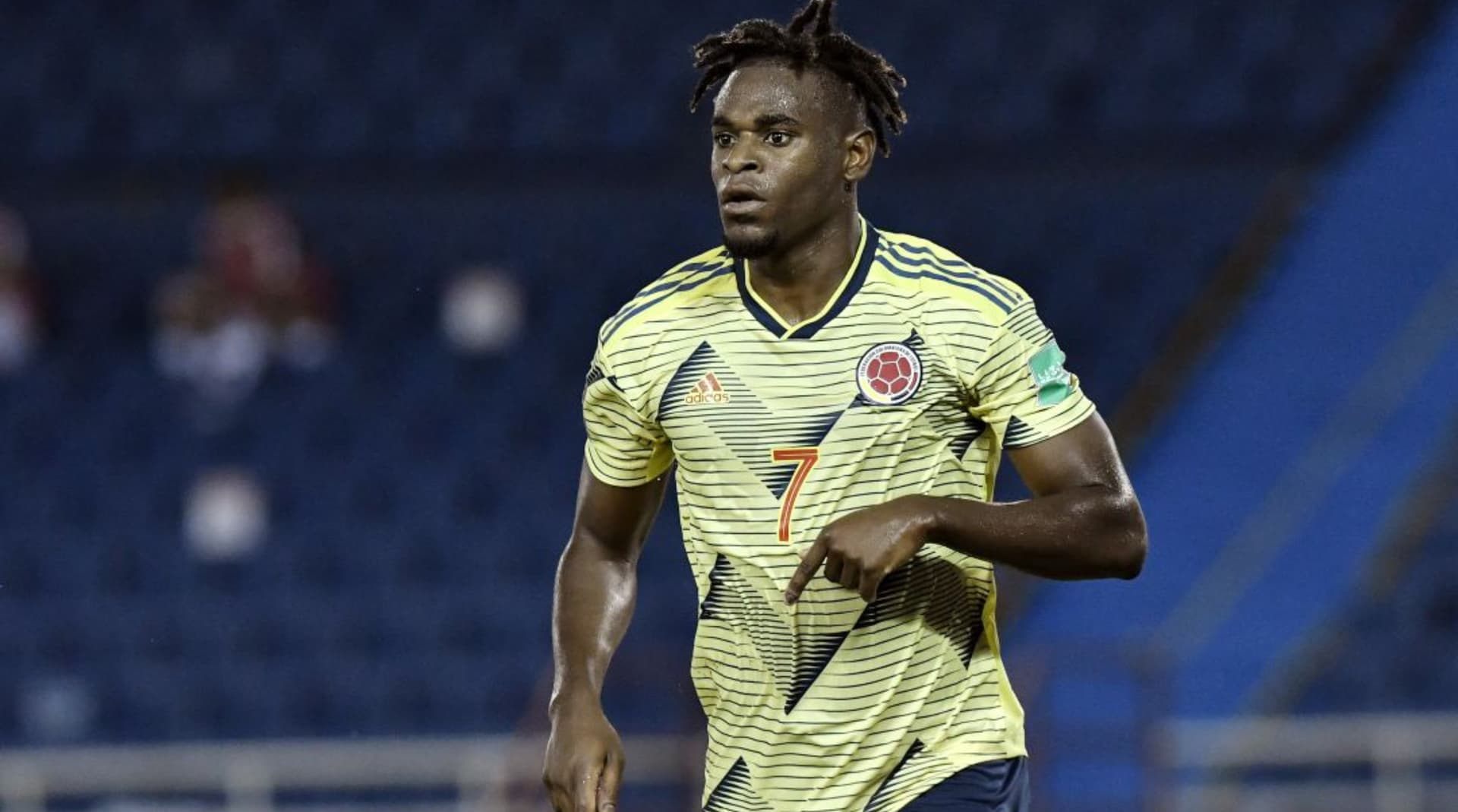 Se esperaba que “El Toro” embistiera con goles, pero embistió jugadores y casi lo expulsan.