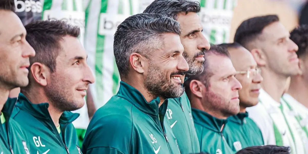 ¡Se hizo esperar, pero llegó! Gandolfi levanta su primer trofeo como entrenador. Foto: Instagram