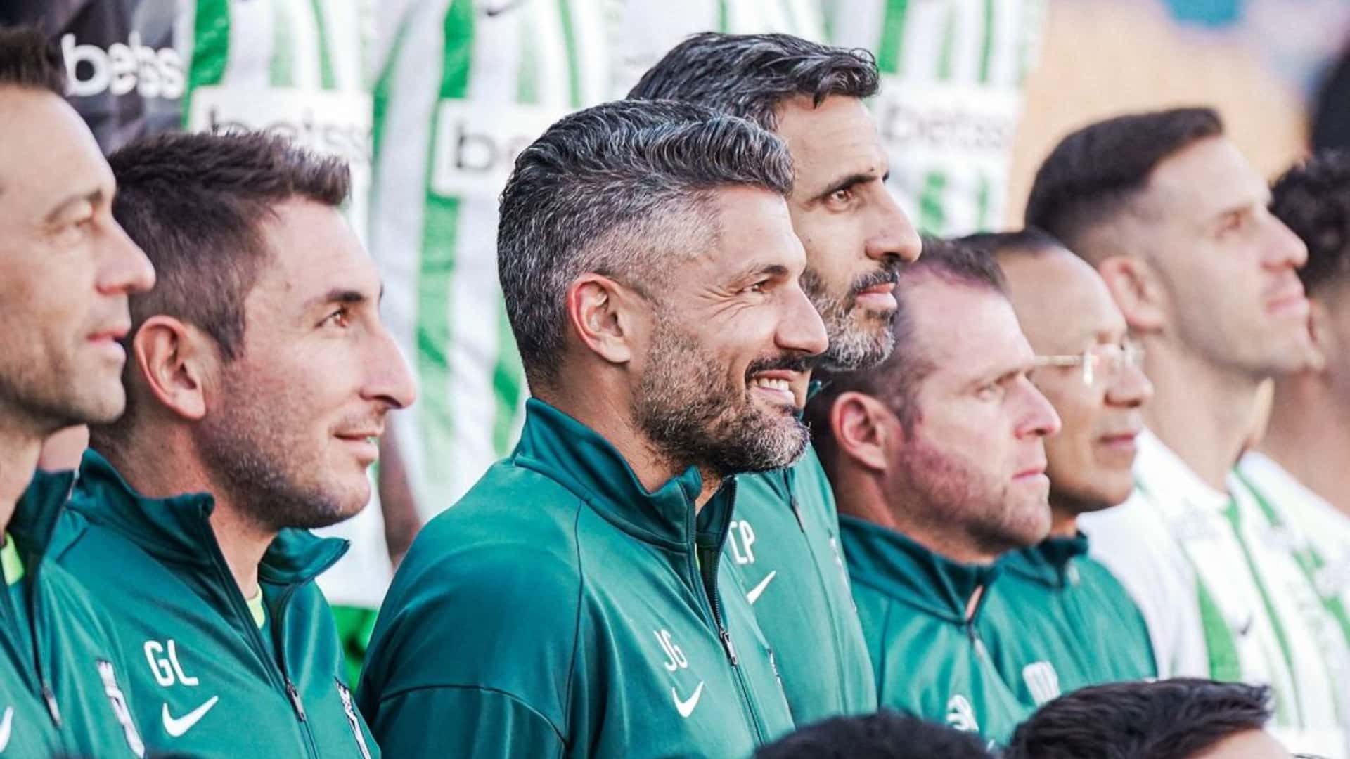 ¡Se hizo esperar, pero llegó! Gandolfi levanta su primer trofeo como entrenador. Foto: Instagram