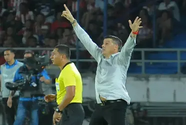 Se puso en duda la continuidad del estratega tras la derrota en la Copa Sudamericana.