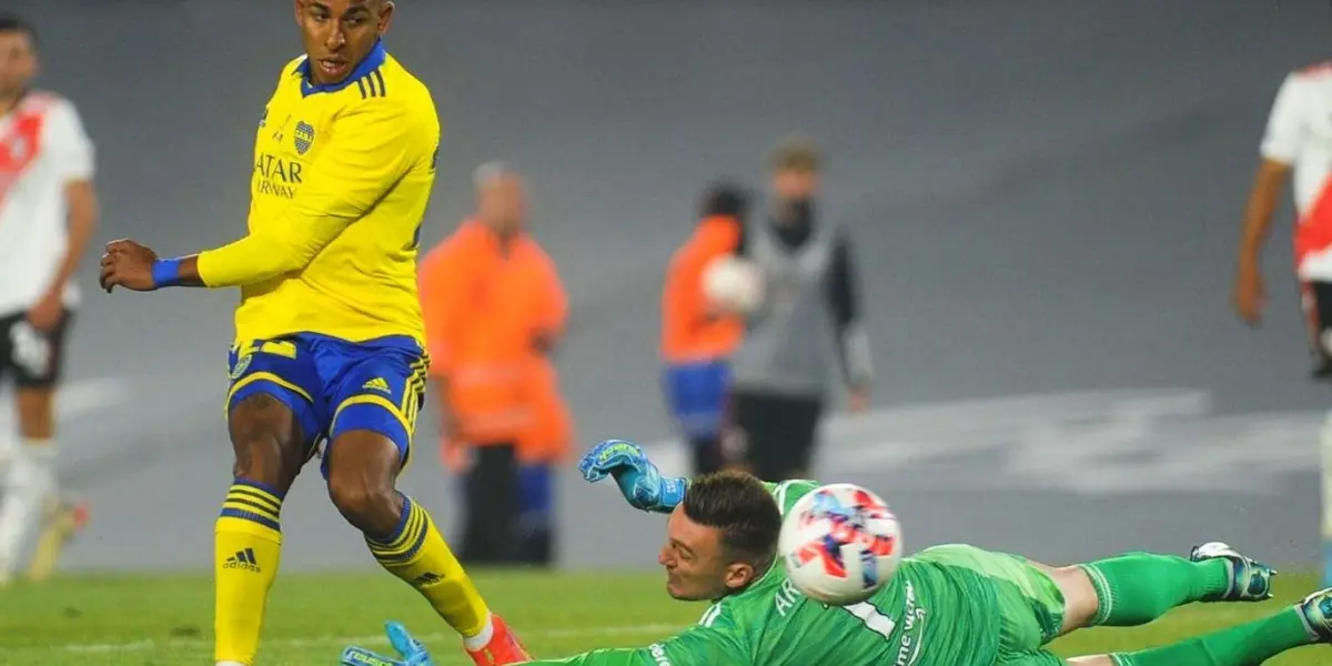 Sebastián Villa le rompió el arco a Franco Armani en Argentina.